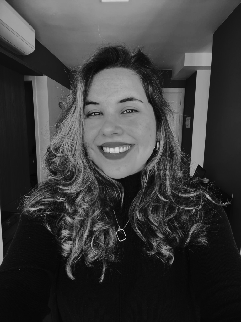 Milena Pinheiro sorrindo
